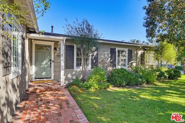 12005 Hesby St in Los Angeles, CA - Building Photo - Building Photo