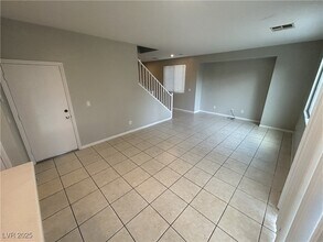 8439 Regal Hills Ct in Las Vegas, NV - Foto de edificio - Building Photo