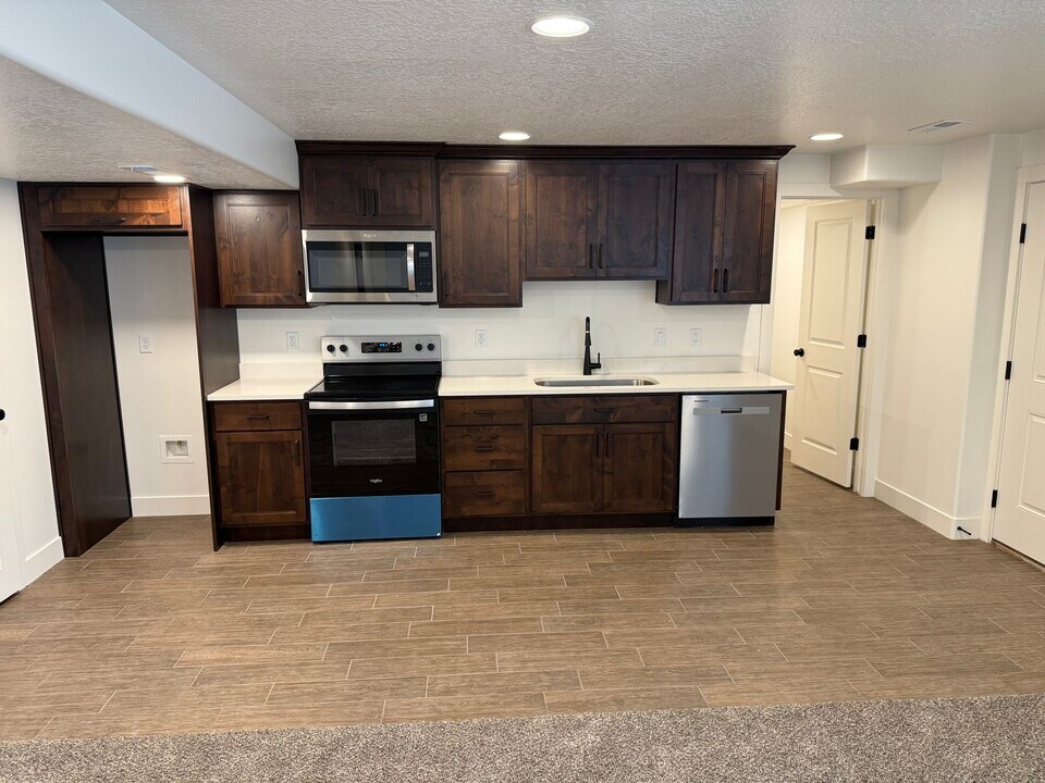 5491 W 4550 S in Hooper, UT - Building Photo
