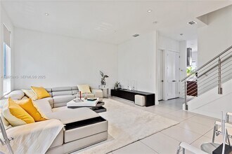 9187 NW 33rd St in Doral, FL - Building Photo - Building Photo