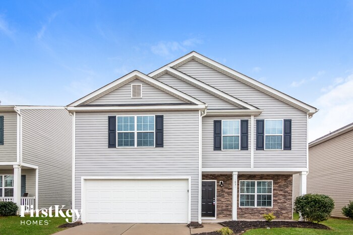 1831 Eastway Dr in Dallas, NC - Foto de edificio