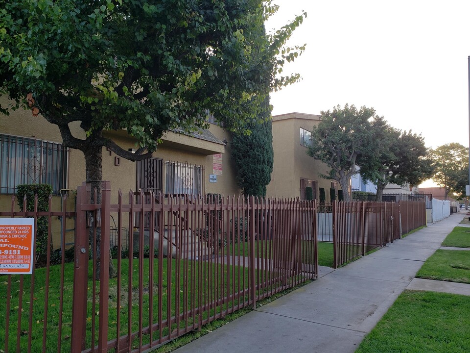 140 E 120th St in Los Angeles, CA - Foto de edificio