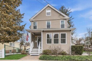 75 Anstice St in Oyster Bay, NY - Building Photo