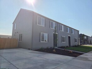 2731 SE Lyon St in Albany, OR - Building Photo - Building Photo