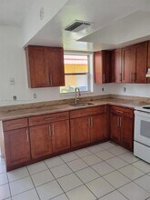 2500 NW 52nd Ave in Lauderhill, FL - Foto de edificio - Building Photo