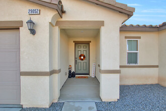 29052 Topeka Cir in Winchester, CA - Foto de edificio - Building Photo