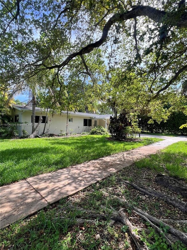 7350 SW 96th St in Pinecrest, FL - Building Photo - Building Photo