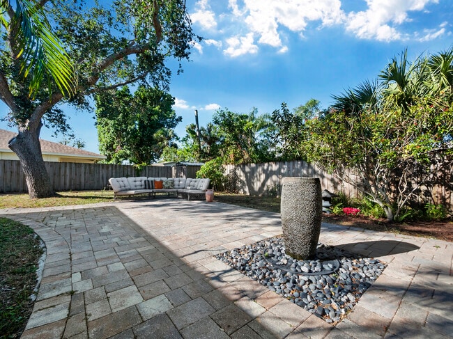 633 Chevy Chase Dr in Sarasota, FL - Building Photo - Building Photo