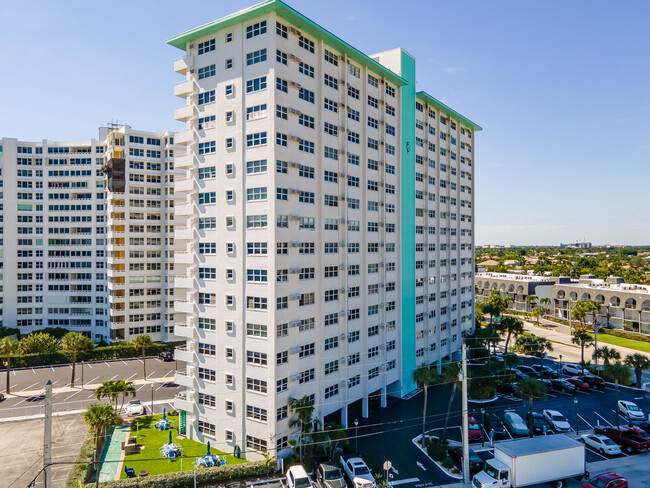 Caribe in Fort Lauderdale, FL - Building Photo - Building Photo