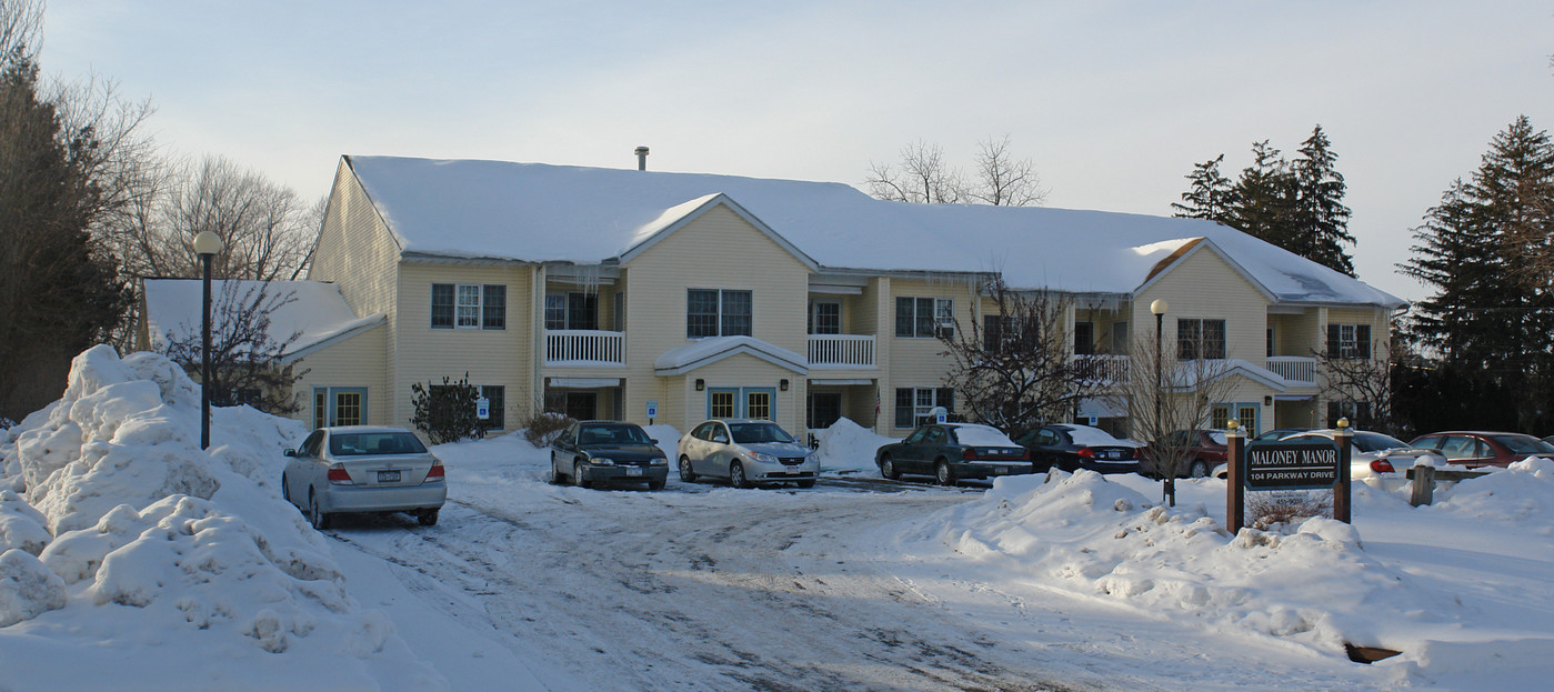 Maloney Manor in North Syracuse, NY - Building Photo