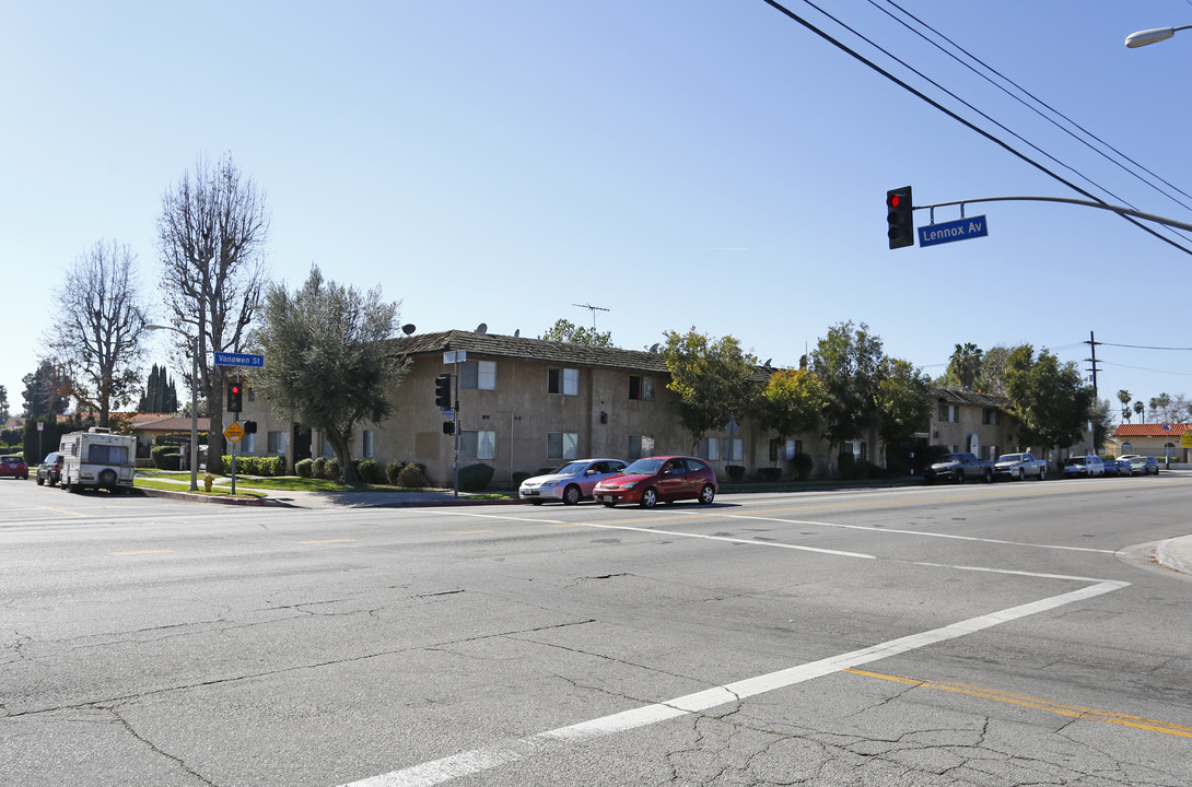 Vanowen Plaza Apartments in Van Nuys, CA - Building Photo