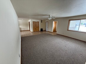 503 W Prospect St in Thorp, WI - Foto de edificio - Building Photo