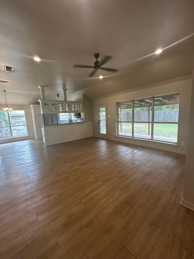 103 North Point Dr in Krum, TX - Foto de edificio - Building Photo