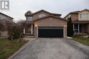 12 Wessenger Dr in Barrie, ON - Building Photo