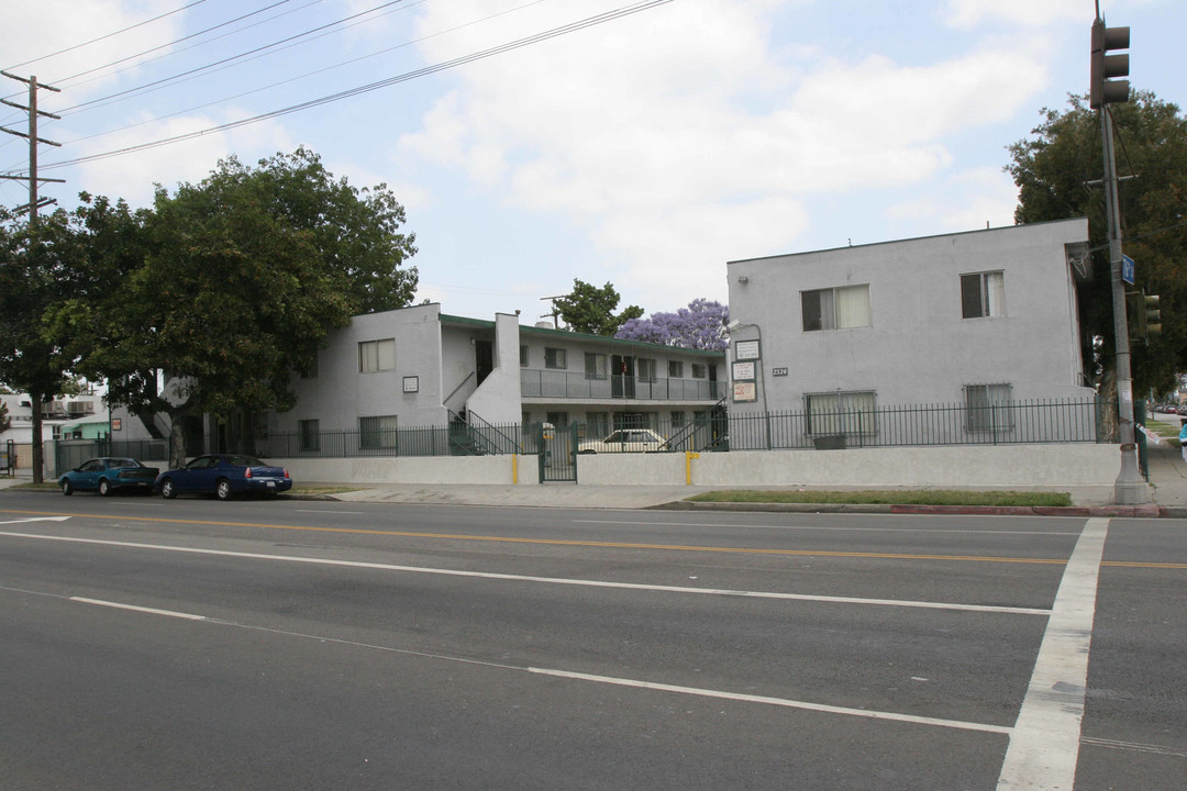 732-743 E 108th St in Los Angeles, CA - Building Photo