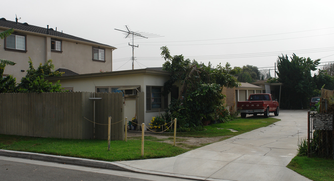 7812-7818 13th St in Westminster, CA - Building Photo