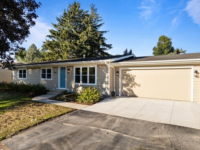 1018 Bonnie Brae Ln in Lake Geneva, WI - Building Photo - Building Photo