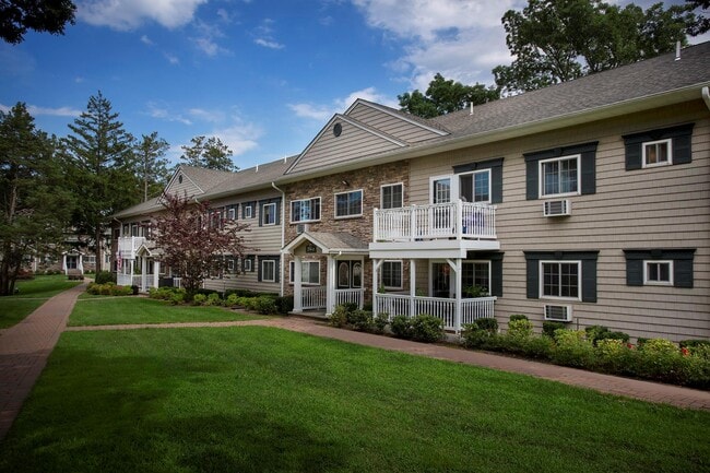 562 New Hwy in Hauppauge, NY - Building Photo - Building Photo