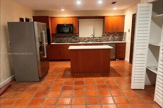 7240 SW 58th St in Miami, FL - Building Photo - Building Photo
