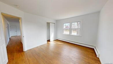 74 Hudson Ave in Lake Grove, NY - Foto de edificio - Building Photo