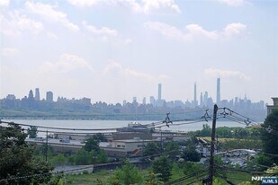 154 Undercliff Ave, Unit 5 in Edgewater, NJ - Building Photo