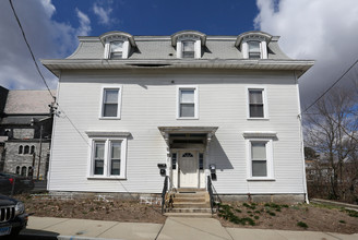 28 Otis St in Norwich, CT - Foto de edificio - Building Photo