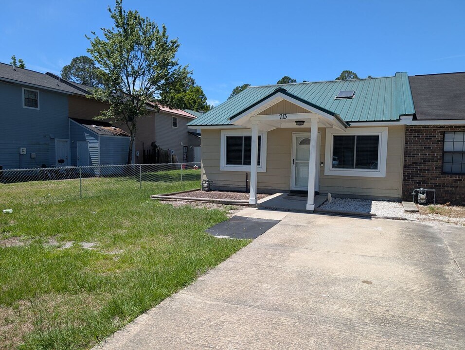 713 Sharon St in Hinesville, GA - Building Photo