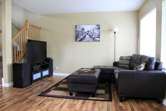 652 Lincoln Station Dr in Oswego, IL - Building Photo - Building Photo