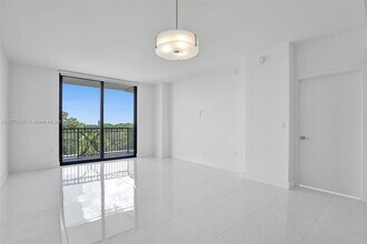 301 Altara Ave in Coral Gables, FL - Foto de edificio - Building Photo