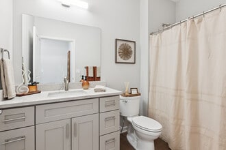 Raintree Apartments in Omaha, NE - Building Photo - Building Photo