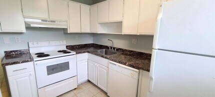 701 Gardens Dr in Pompano Beach, FL - Foto de edificio - Building Photo