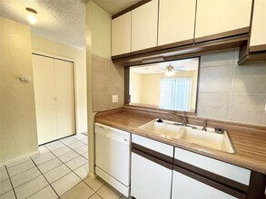 800 W Collins St in Denton, TX - Building Photo - Building Photo