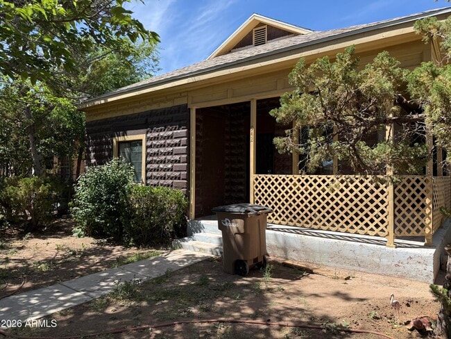 property at 942 E 8th St