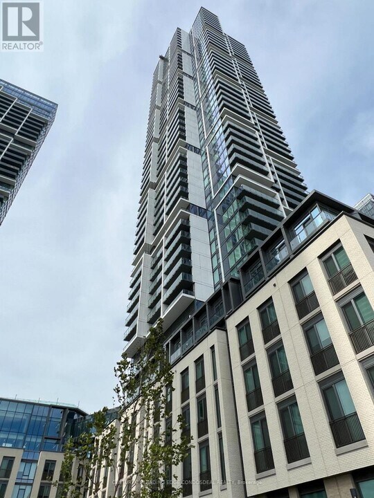 7890 Jane St in Vaughan, ON - Building Photo