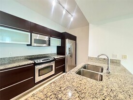 950 Brickell Bay Dr, Unit 2801 in Miami, FL - Building Photo