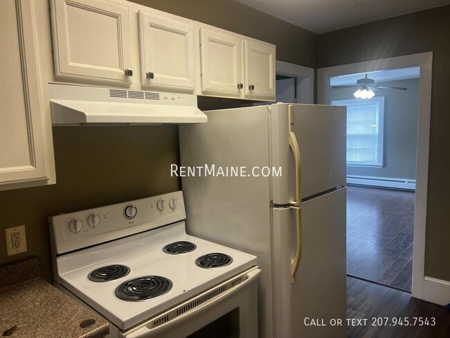 62 High St, Unit 3 in Bangor, ME - Building Photo - Building Photo