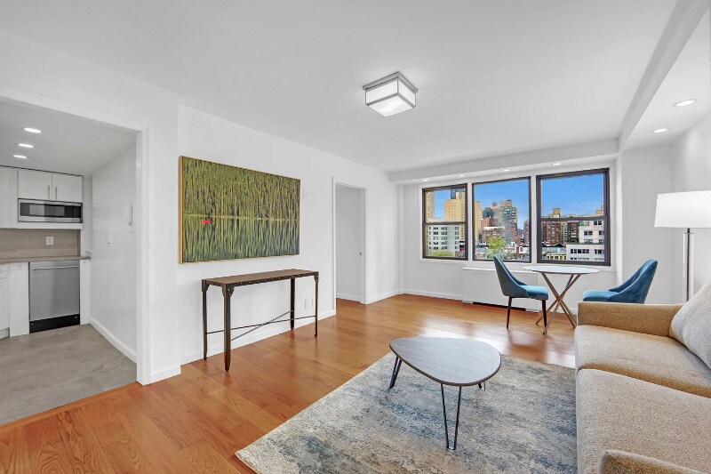 520 E 81st St in New York, NY - Building Photo