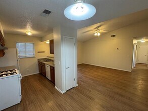 5112 Meadow Creek Dr in Austin, TX - Building Photo - Building Photo