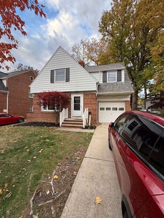 4935 Edsal Dr in Lyndhurst, OH - Building Photo