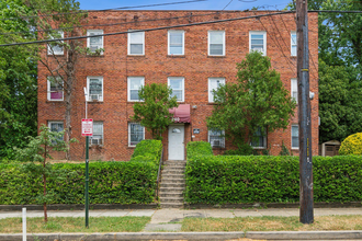 240 34th St SE in Washington, DC - Foto de edificio - Building Photo