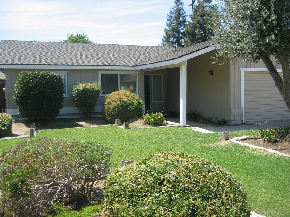1921 N Theodore Ct in Tulare, CA - Building Photo