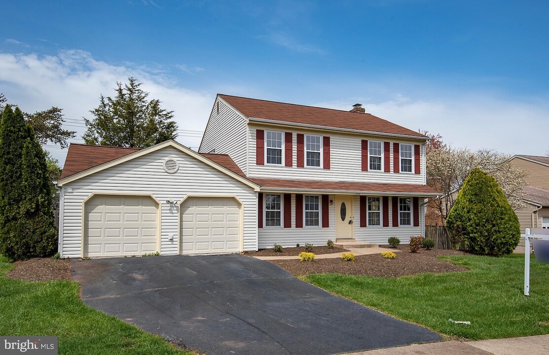 1318 Shallow Ford Rd, Unit Single Family Above Grade in Herndon, VA - Building Photo