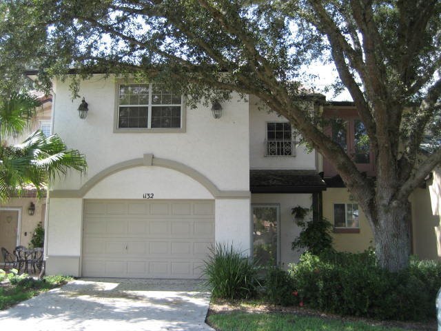 1132 Ave De Las Casas in Lady Lake, FL - Building Photo