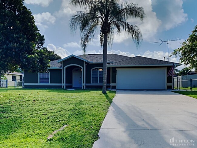 3598 N Biscayne Dr in North Port, FL - Building Photo - Building Photo