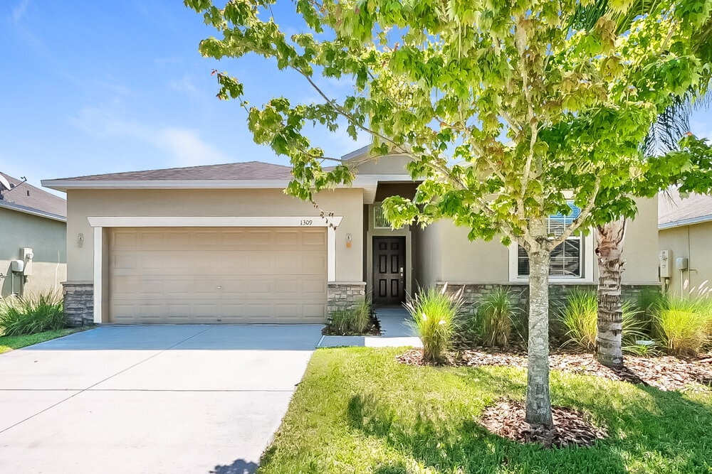 1309 Oak Pond St in Ruskin, FL - Building Photo