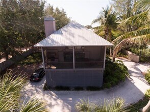 120 Gasparilla St in Boca Grande, FL - Foto de edificio - Building Photo