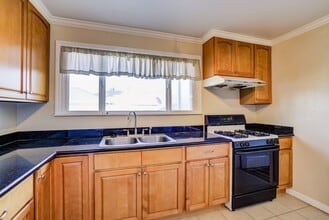 13 Hermosa Ln in South San Francisco, CA - Building Photo - Building Photo