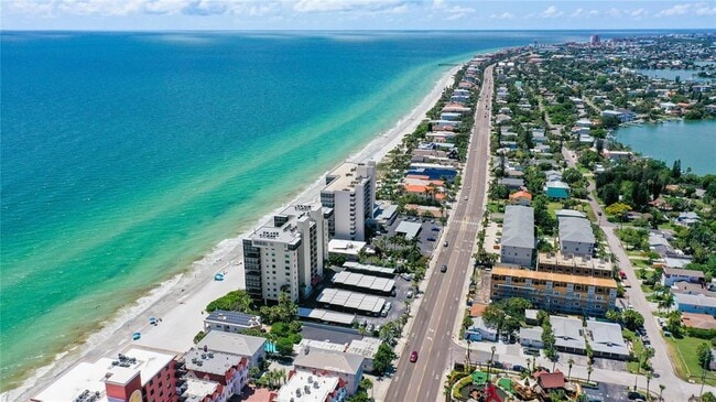 15462 Gulf Blvd in Madeira Beach, FL - Building Photo - Building Photo