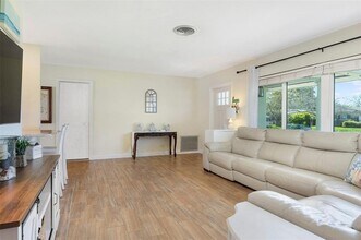 731 44th Ave NE in St. Petersburg, FL - Building Photo - Building Photo