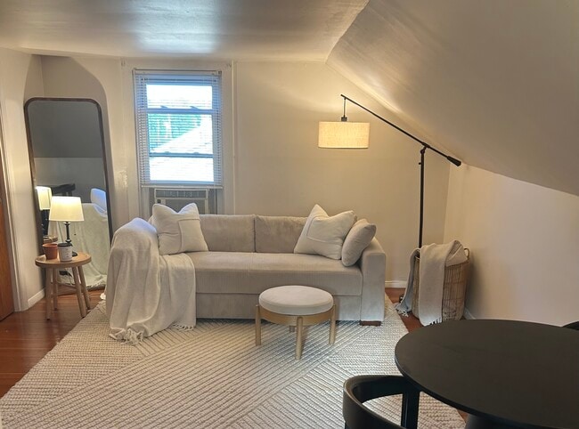 686 Bloom Rd, Unit 301